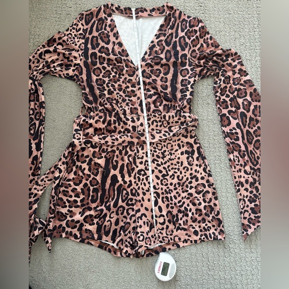 Cheetah Print Romper Playsuit with V Neck - Picture 4 of 7